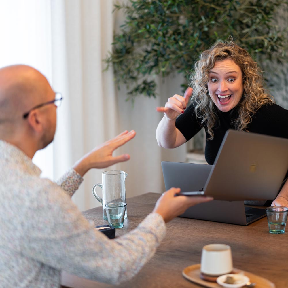 Gebaren-in-gesprekken-cursus GebarenChallenge Bianca slechthorend